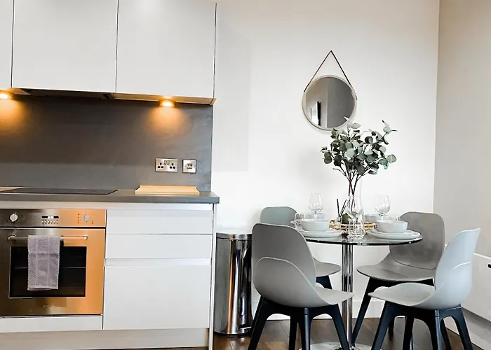 Panda - Modern 2 Bedroom Apt In City Centre
